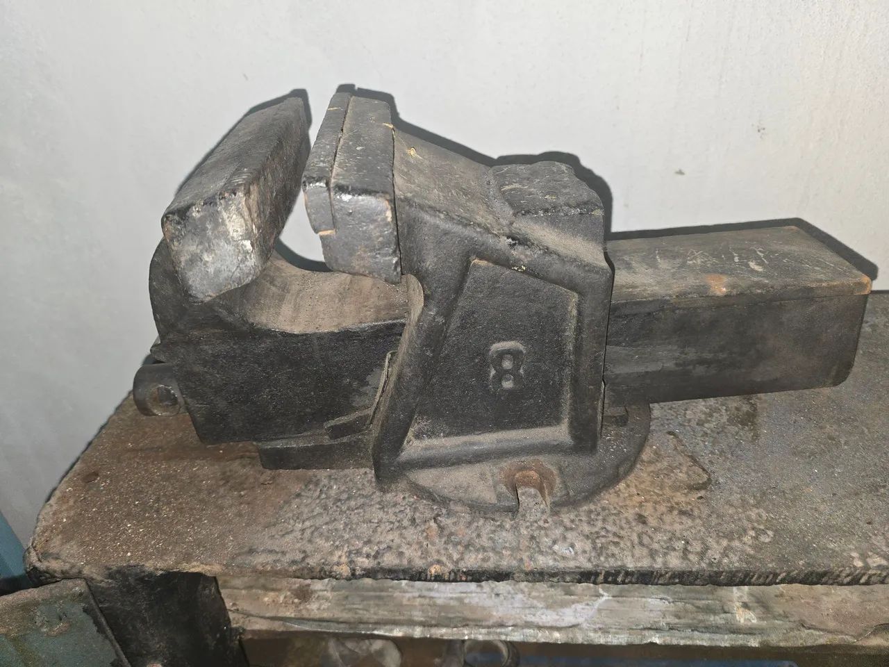 Torno de Bancada N°8, em ferro fundido e resistente  R$350,00