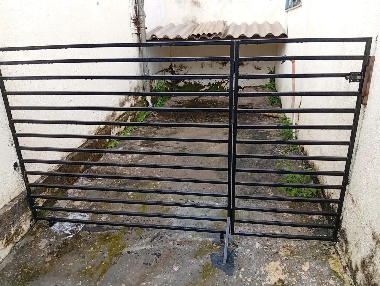 portão de grade de segurança em ferro com design de barras horizontais