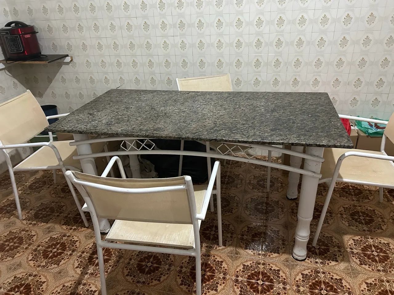 Mesa de mármore + 4 cadeiras 64962681675395123