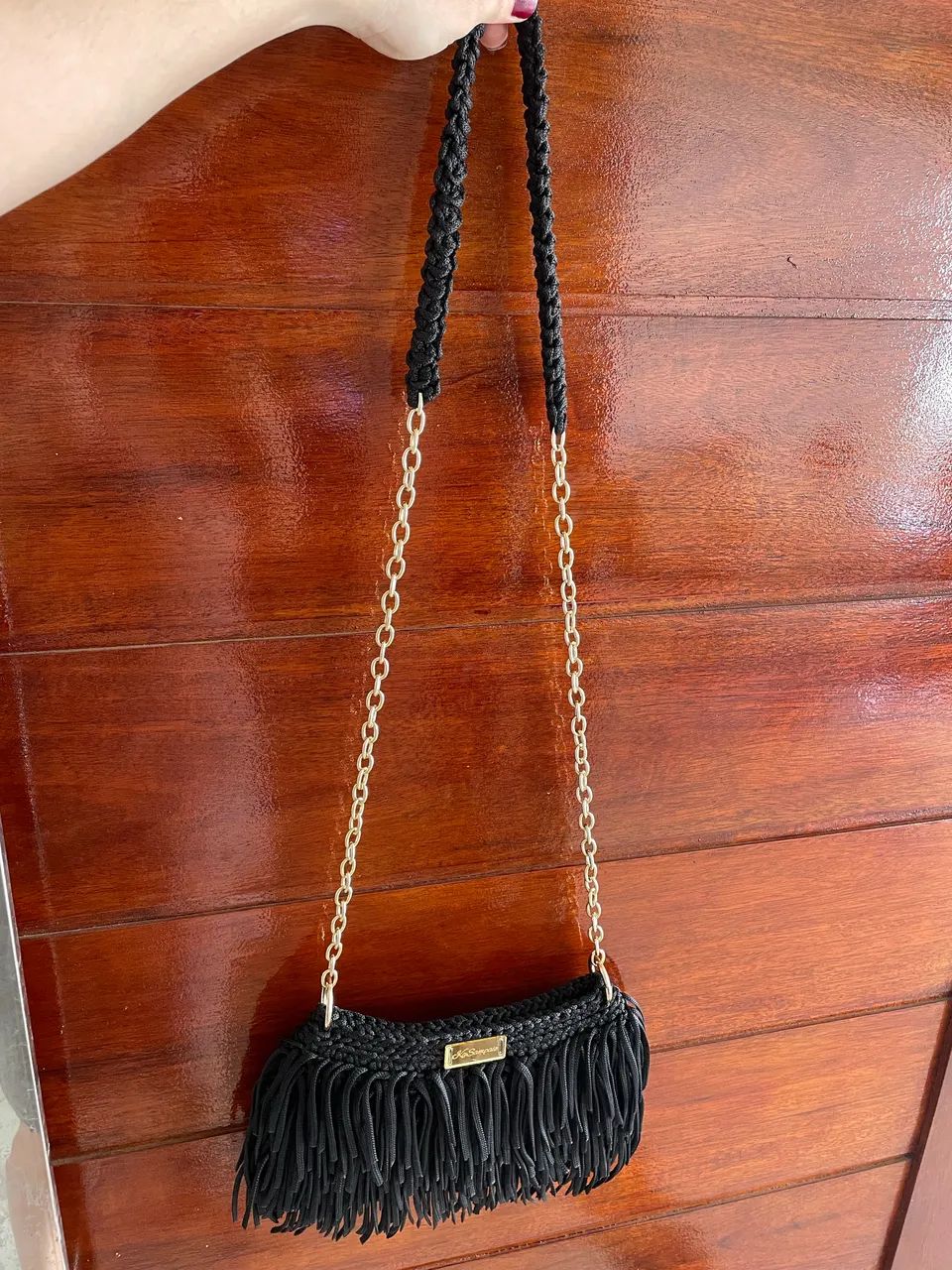 Bolsa artesanal Kasampaio com corrente dourada e franjinhas - Foto 5