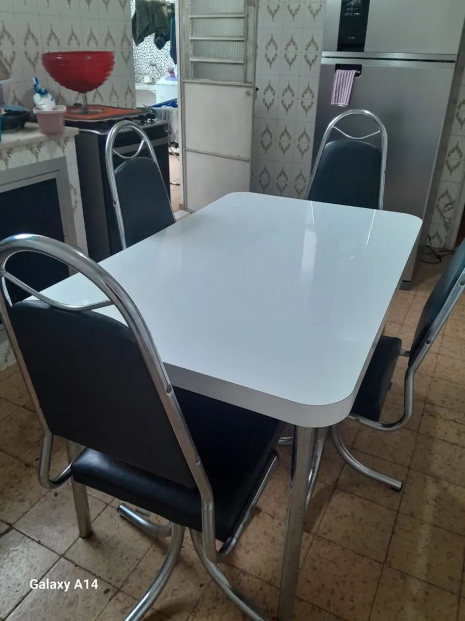 Vendo mesa com 4 cadeiras