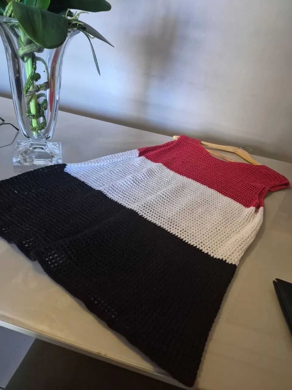 Camisa tricolor regata em crochê 