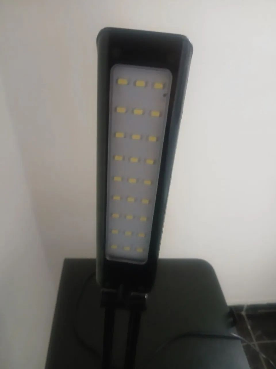 Luminária de Mesa LED Articulável - Foto 2