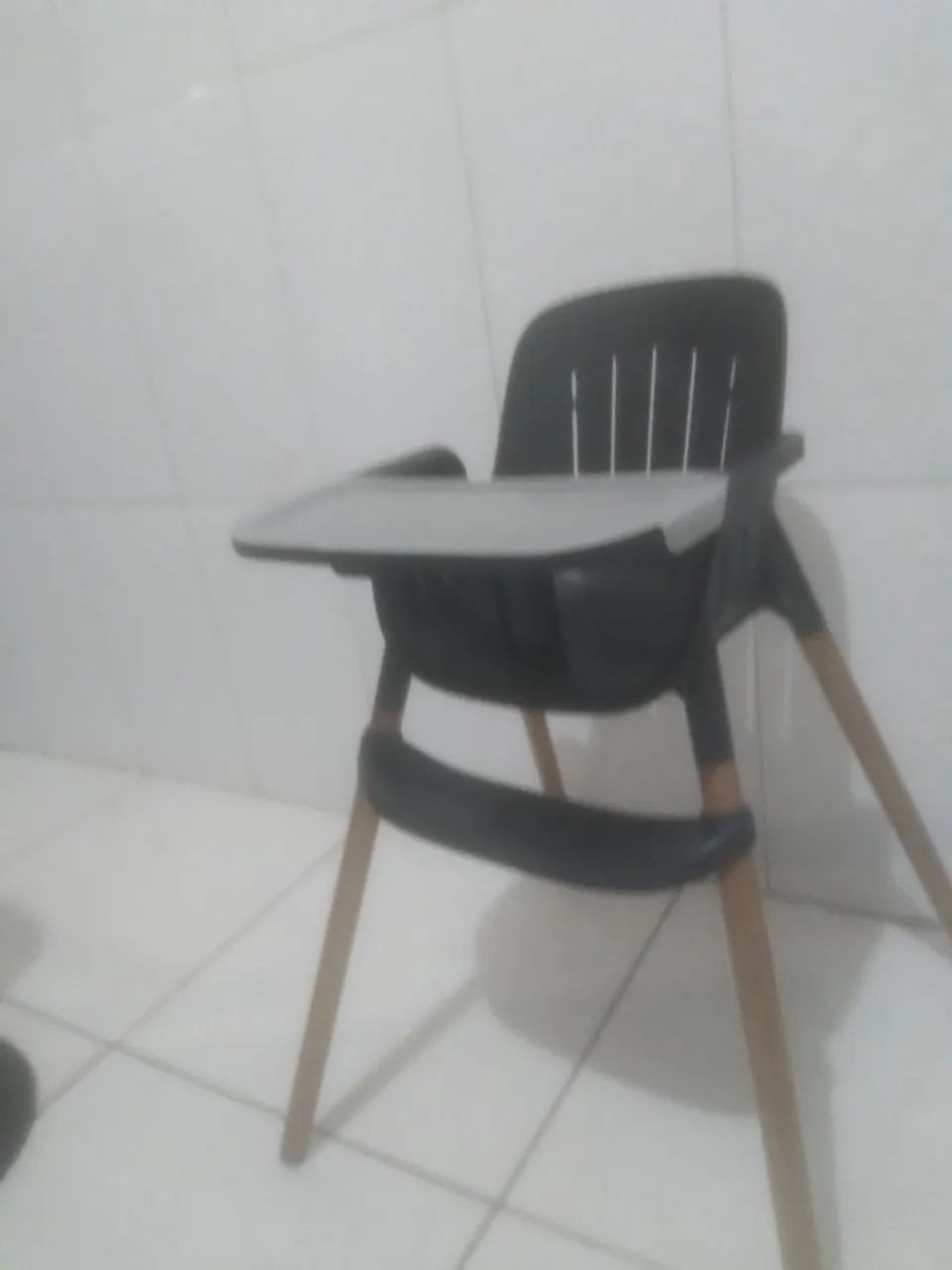 Vedo uma cadeira de bb de alimentação 