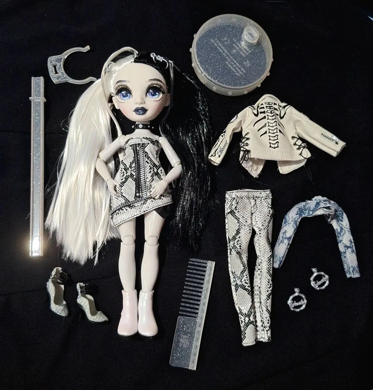 Boneca Shadow High Heather Grayson Versão Completa Rainbow High Preto e Branco