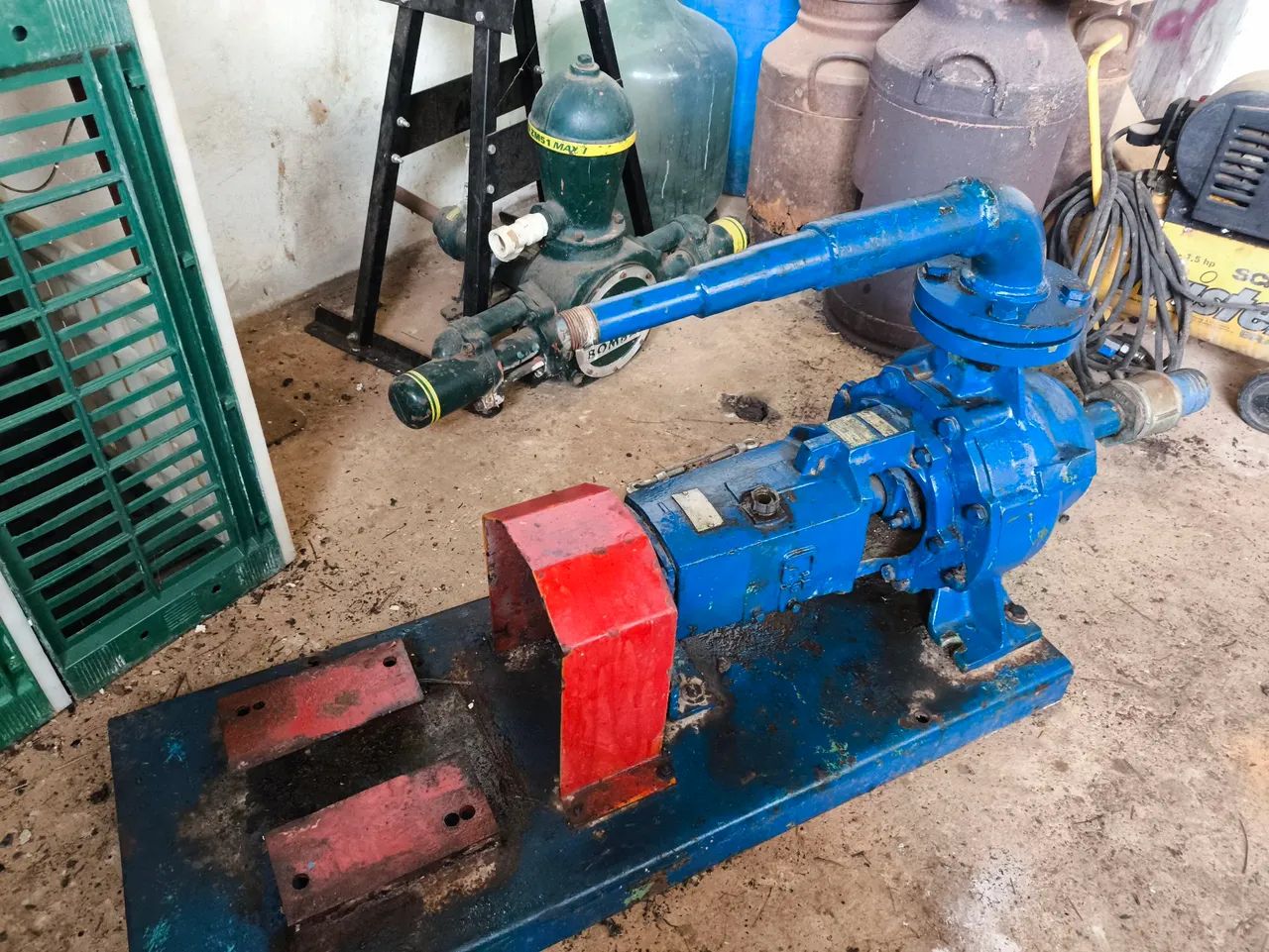Bomba irrigação com 4 aspersores e base