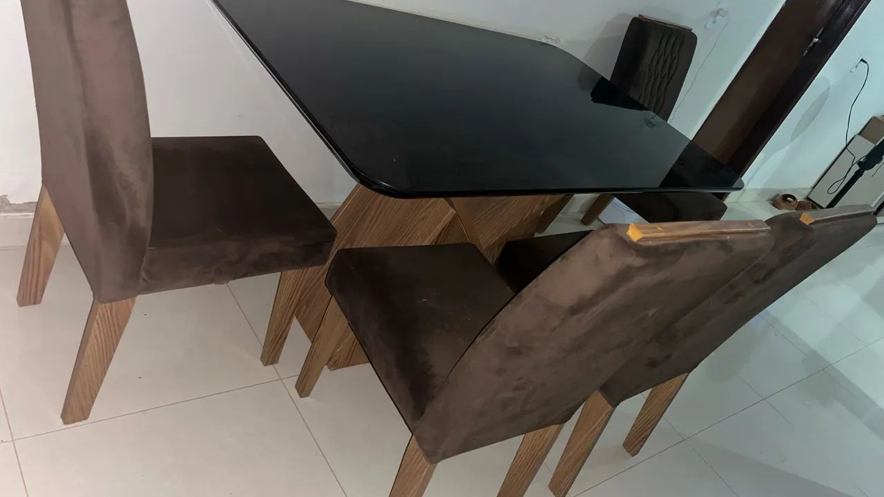 Vende- Mesa com 4 cadeiras 