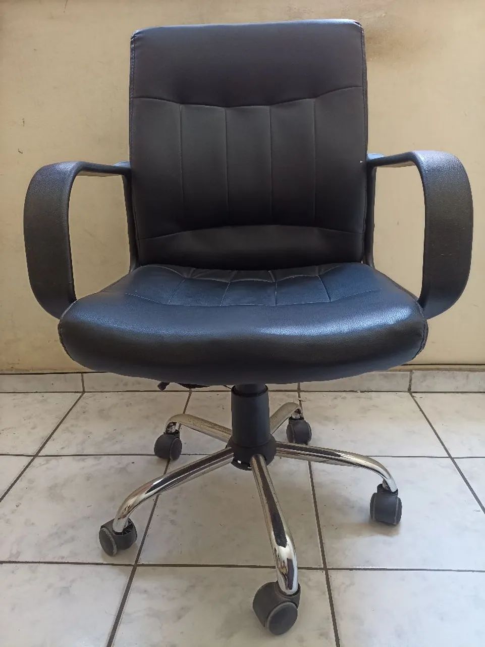 Cadeira de escritório com rodas