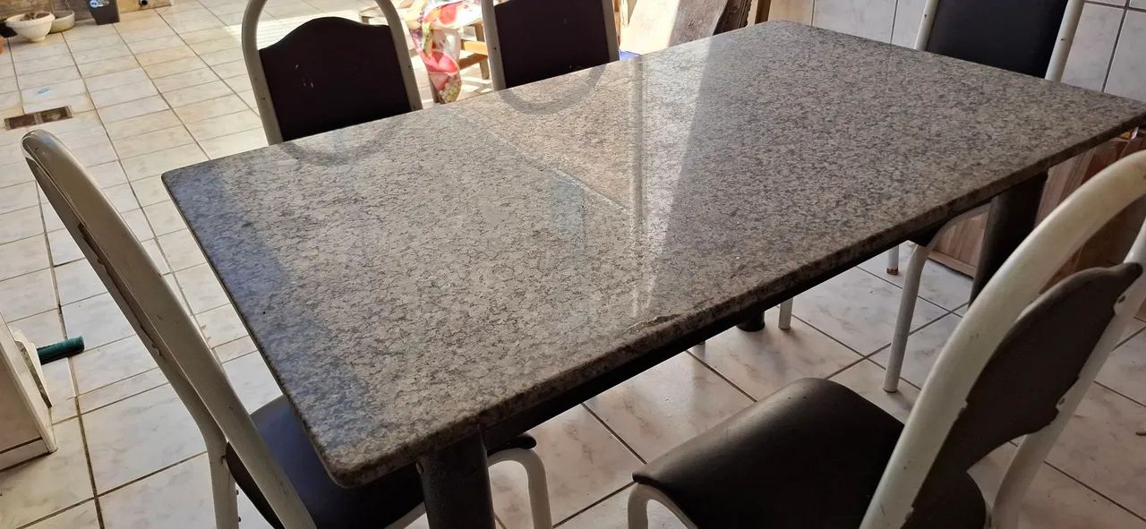 Vendo uma mesa de mármore com 5 cadeiras em perfeito estado  de uso é  usada  - Foto 3