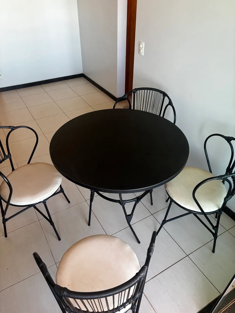 Mesa redonda preta com 4 cadeiras