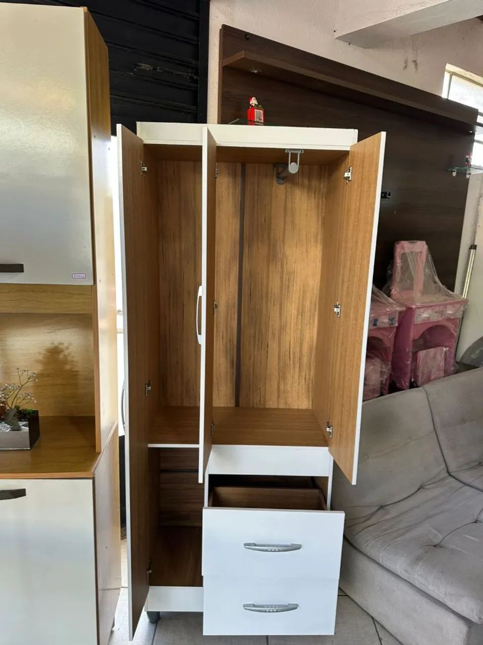 Guarda-roupa de solteiro três portas e duas gavetas - Foto 5