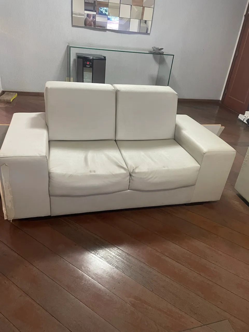 Vendo 2 sofás 2 e 3 lugares, estão com alguns estragos precisa trocar o estofado 