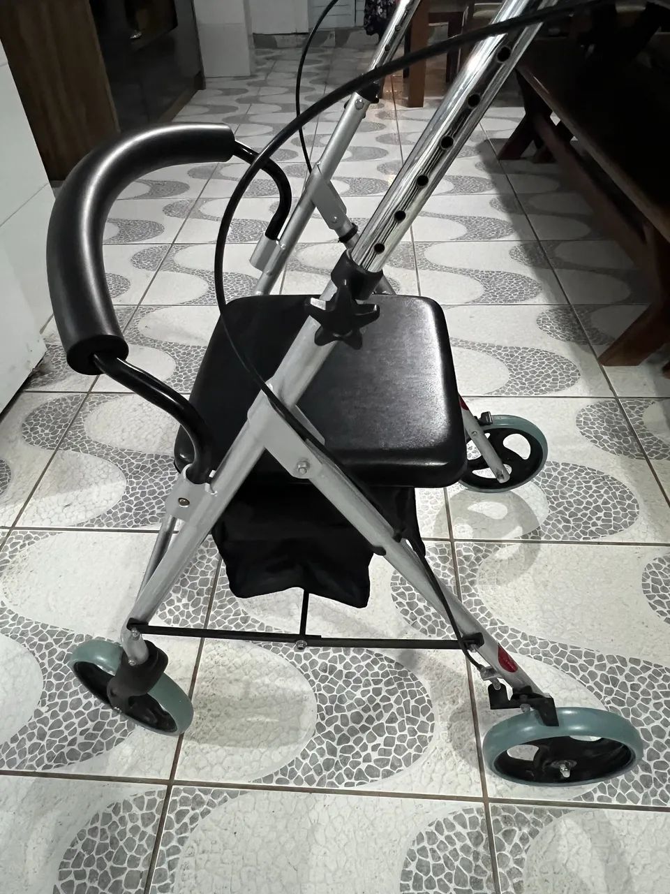 Andador D12 Dellamed Alumínio 4 Rodas Com Assento - Foto 2