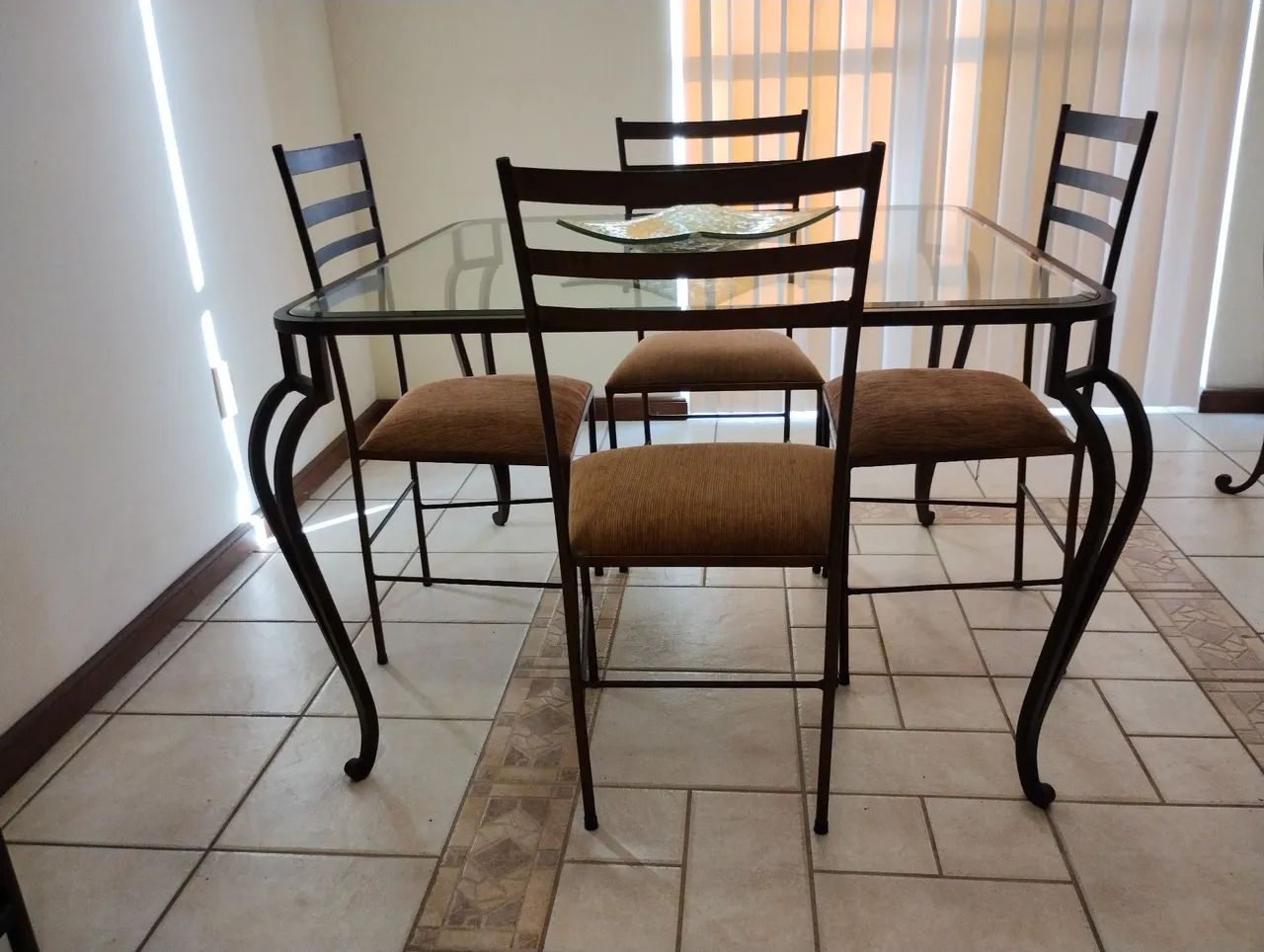 MESA DE JANTAR COM 4 CADEIRAS EM FERRO COM TAMPO DE VIDRO - Foto 2