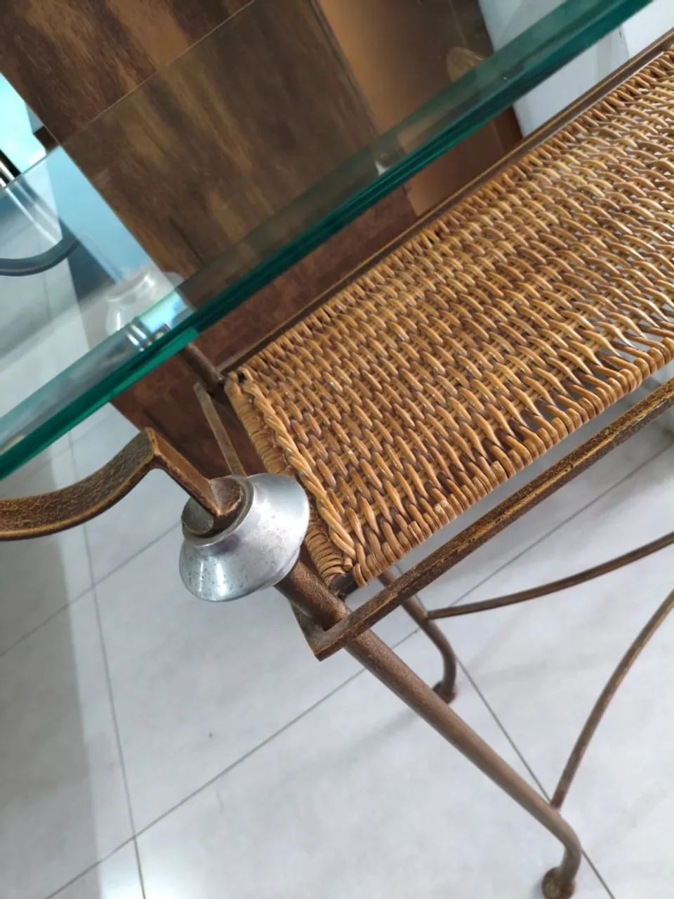 Aparador Com detalhes em vime com vidro  - Foto 3