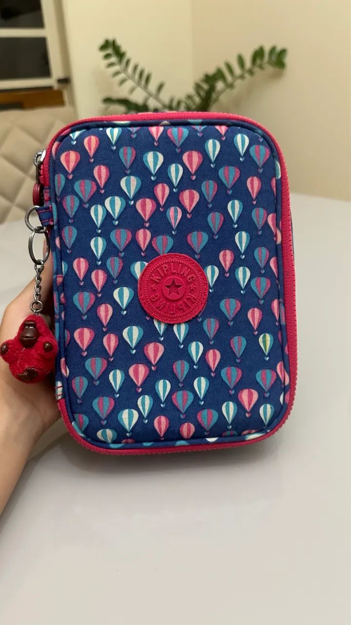 Estojo 100 Pens original Kipling + 20 canetas originais Stabilo.