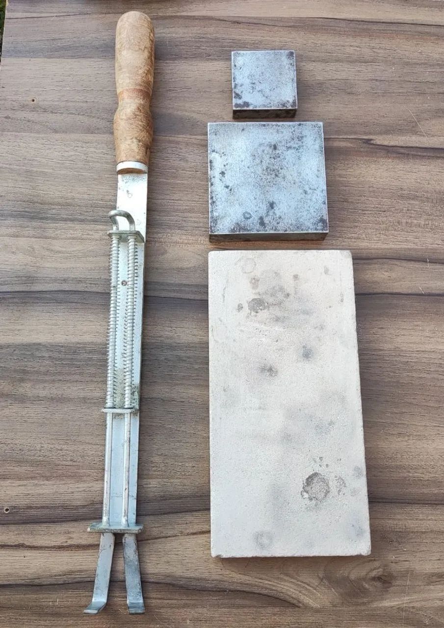 Kit Ourives e Solda - Porta Cadinho + Bloco Refratário + 2 Tás de Ferro