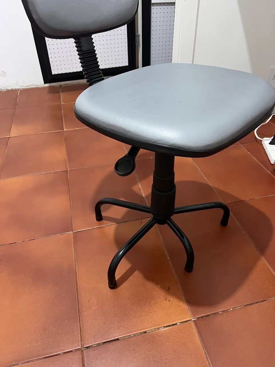 Cadeira pés fixos  - Foto 2