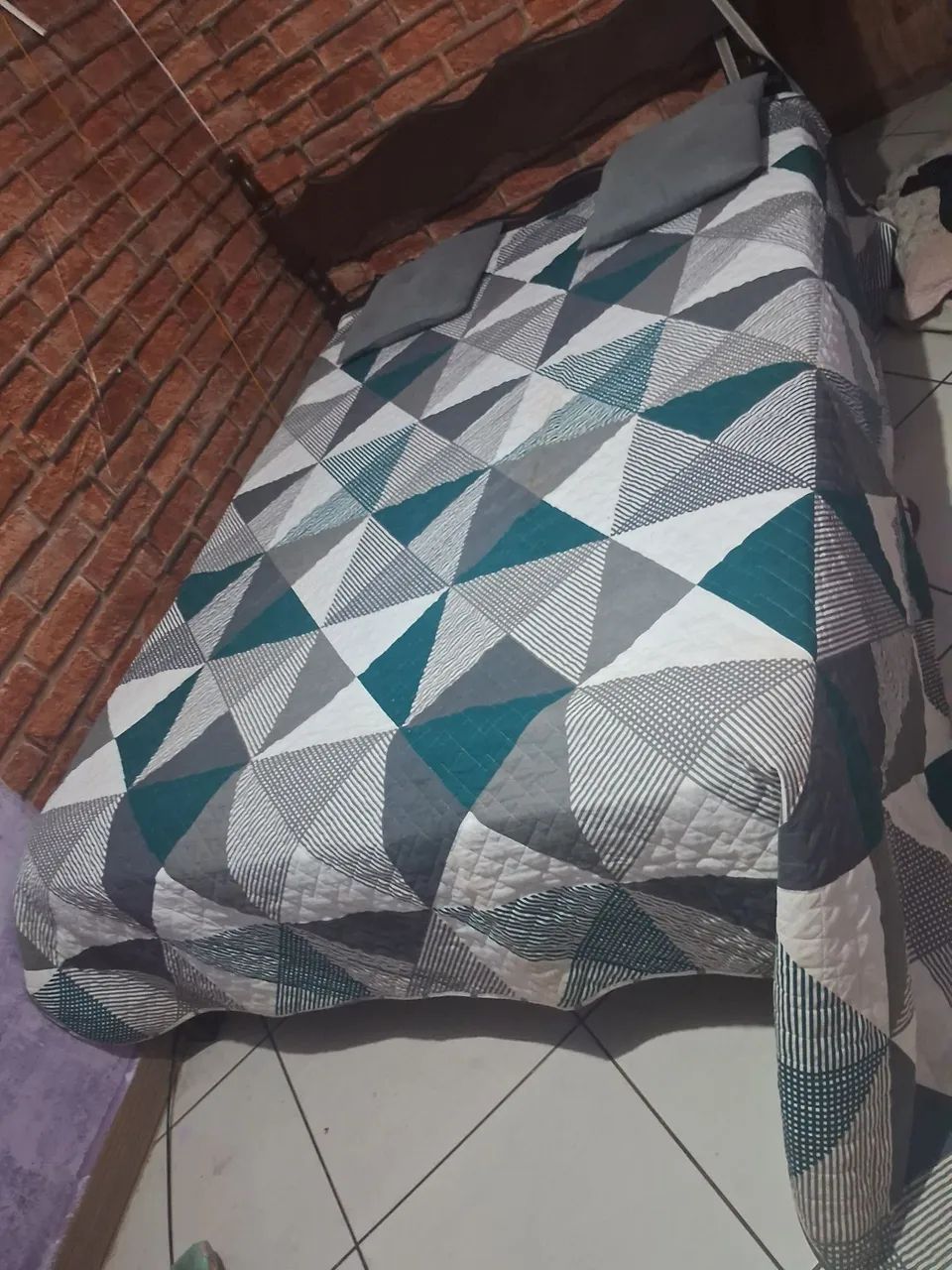 Cama casal de madeira com colchão 