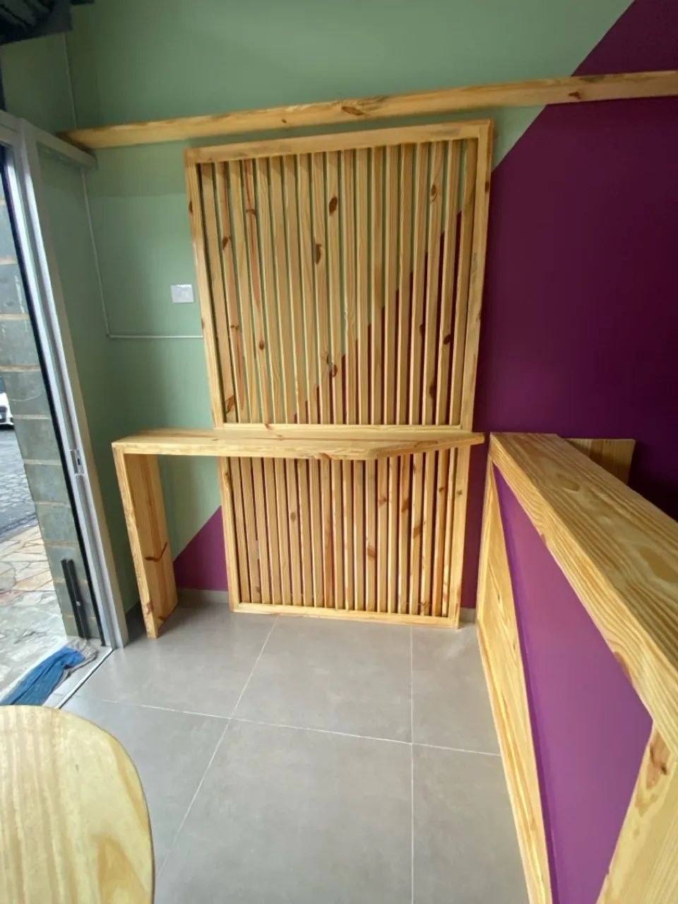 Painel ripado com bancada feito em Pinus 