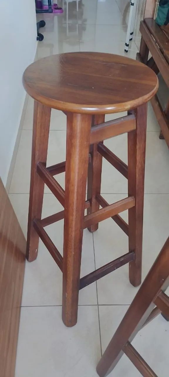 Bancada e  3 banquetes de madeira maciça. 1,40cm de comprimento e 0,60cm de largura - Foto 4