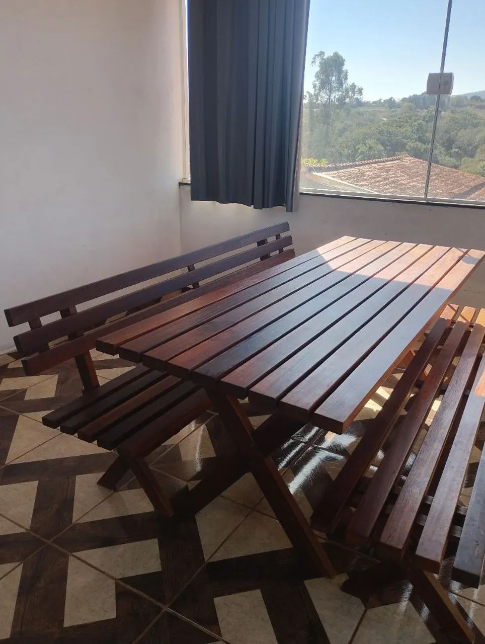 Vendo excelente conjunto de mesa com 2 bancos madeira macissa  - Foto 2