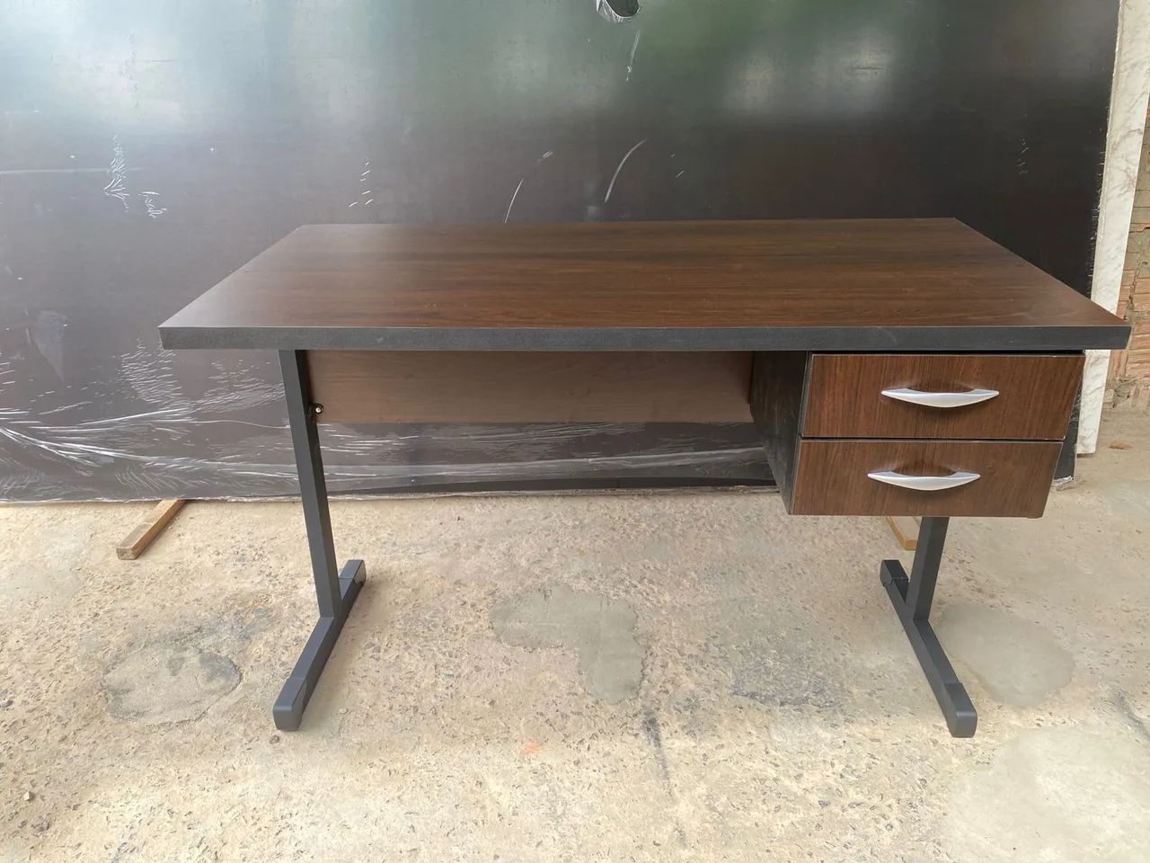 Mesa secretária 2 gavetas côr tabaco  - Foto 3
