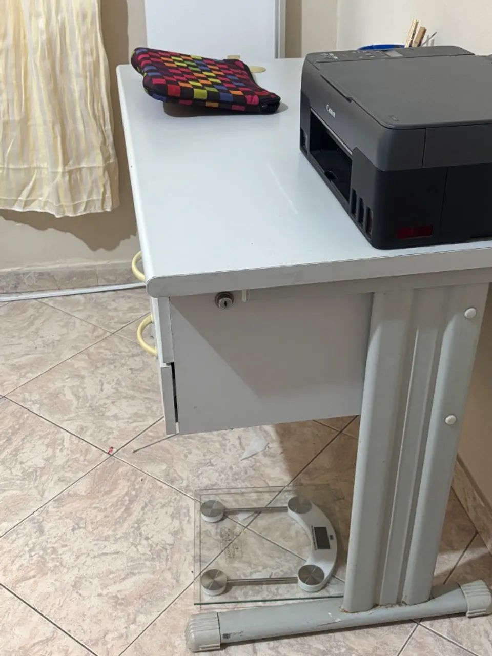 Mesa de escritório e computador - Foto 4