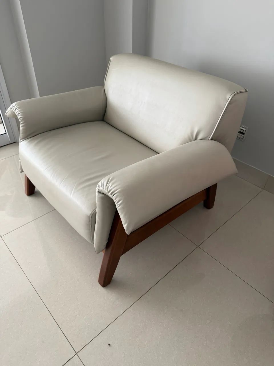 Jogo de poltronas e mesa lateral  - Foto 4