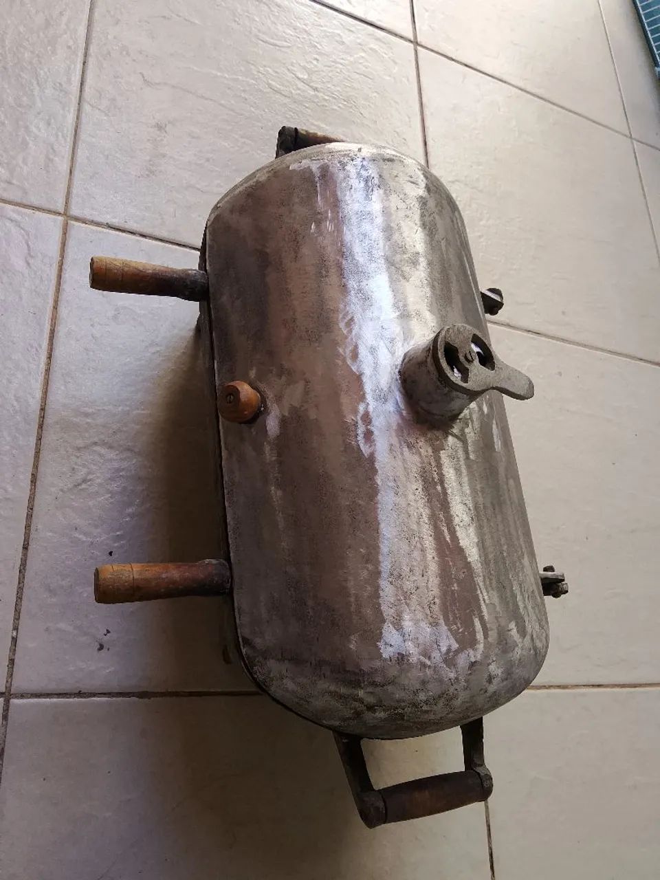 Churrasqueira a bafo com grelha.