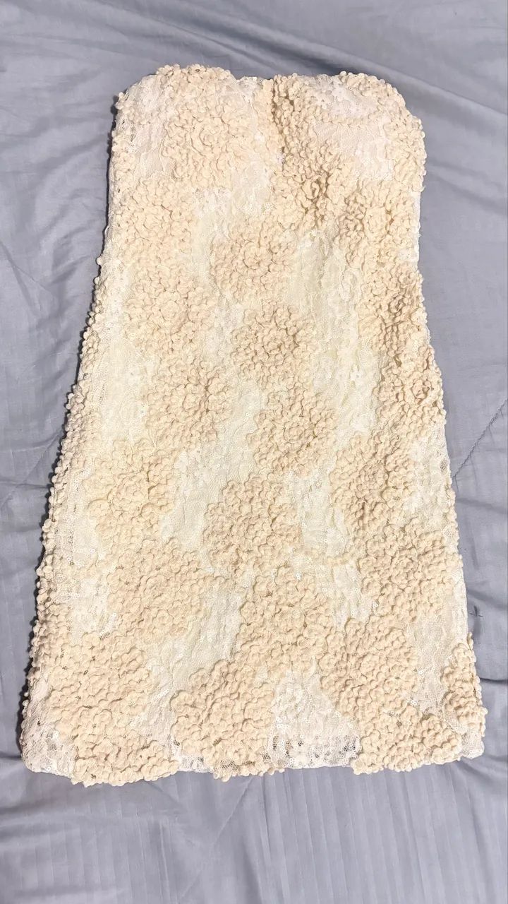 Vestido tomara que caia com paetês bege juvenil.