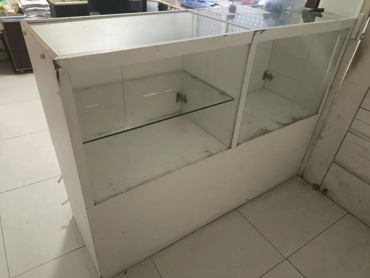 Balcão mostruário branco com vidro, 4 portas e 4 gavetas