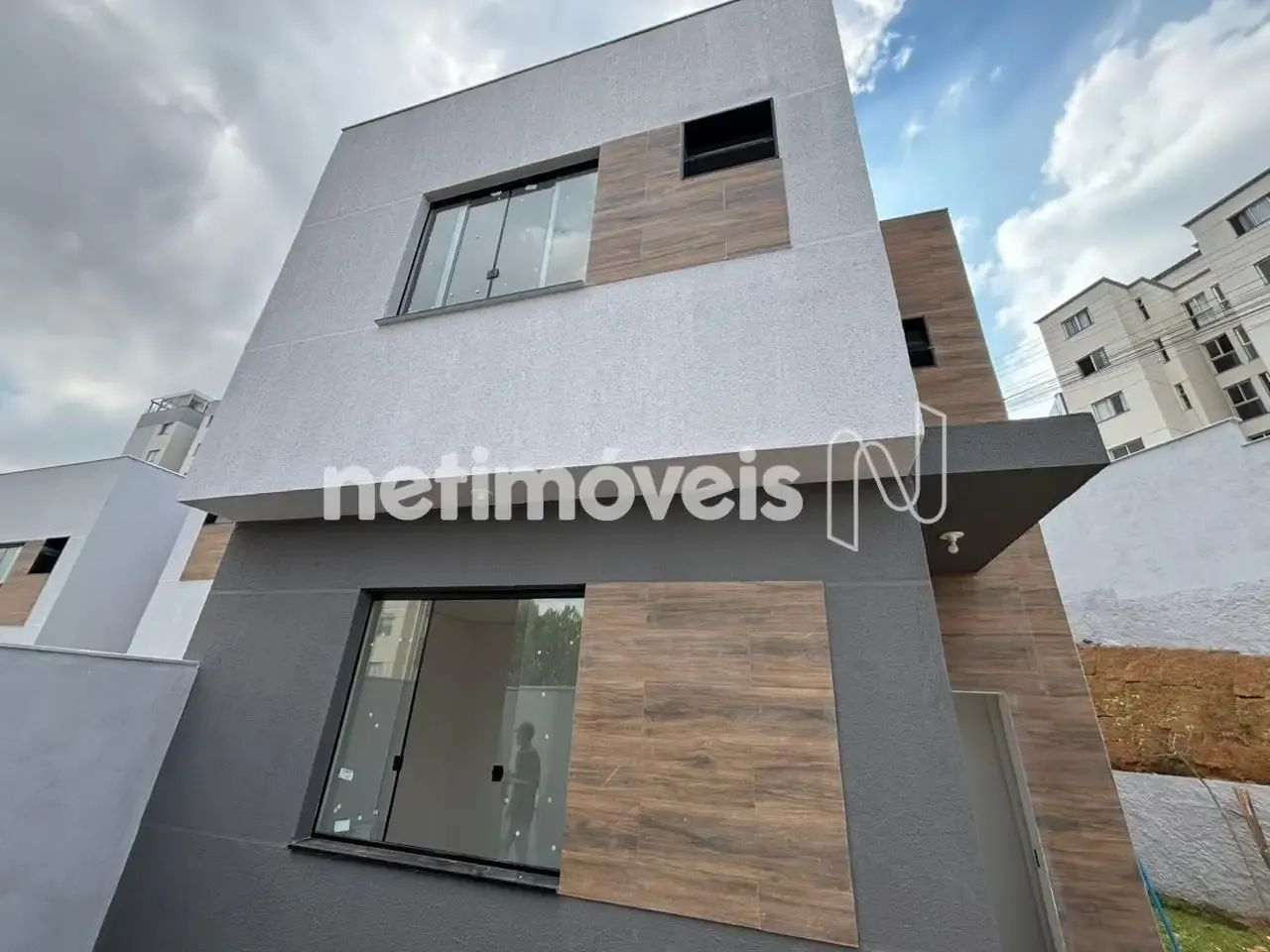 Casa nova com padrão de condomínio no Manacás