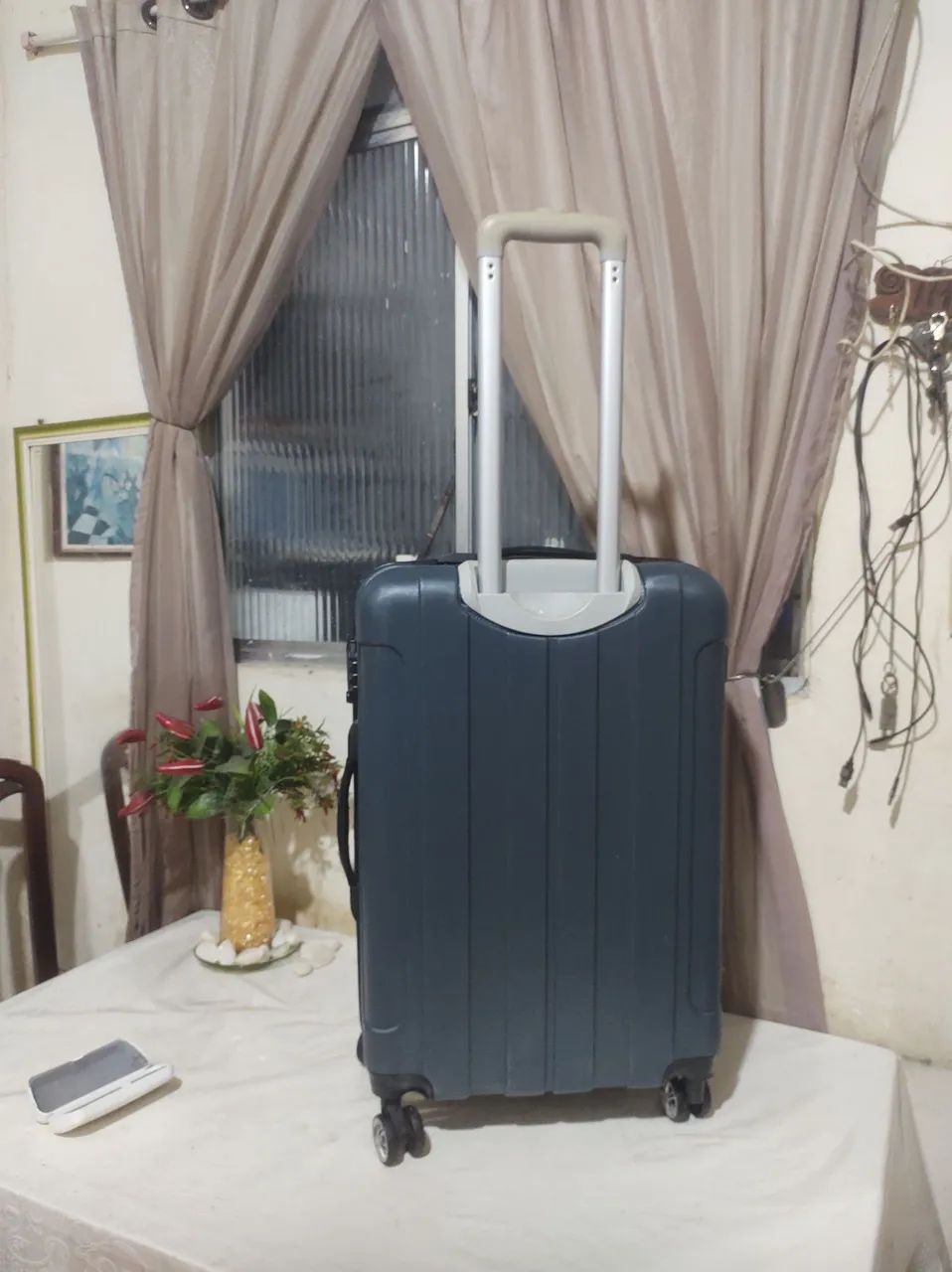 Vendo uma mala de material rígido média 14 kg