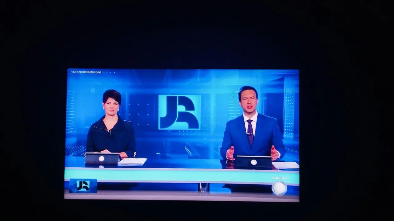 Vendendo tv 40 pl não é smart, funcionado perfeitamente.