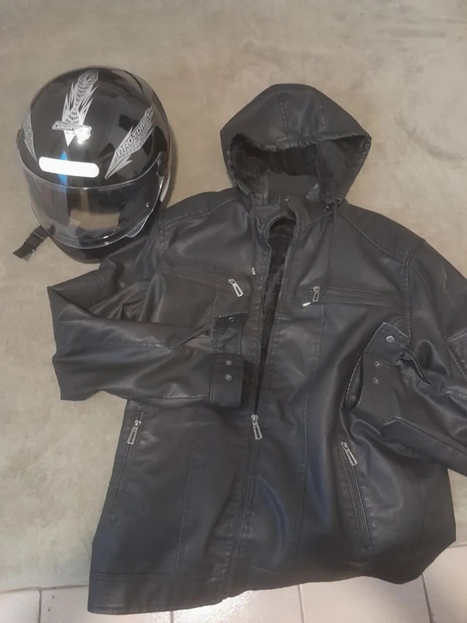 jaqueta e capacete para motoqueiro