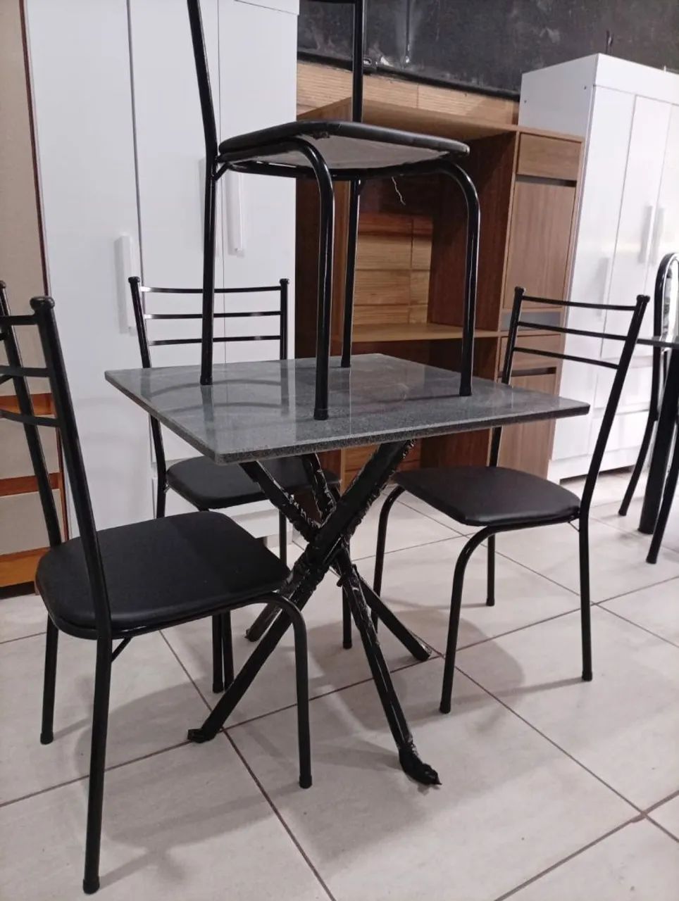 Conjunto de mesa com cadeiras 