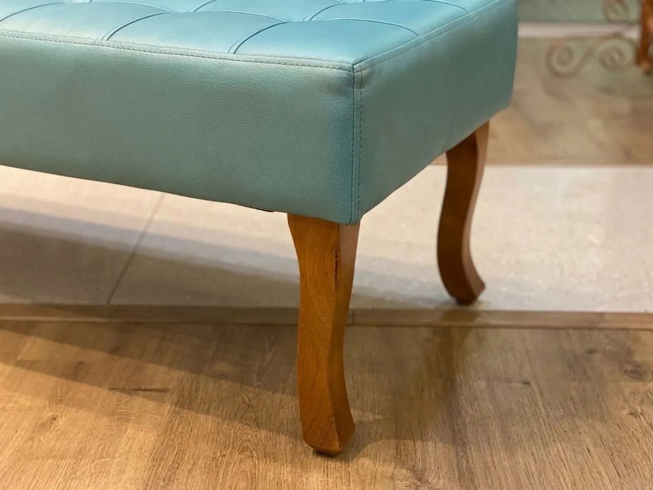 Banco estofado azul turquesa 1,20 m - Capitonê e pés de madeira  - Foto 3