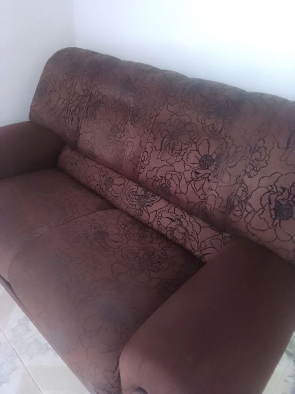    Sofás dois e três lugares marron floral de tecido  - Foto 2