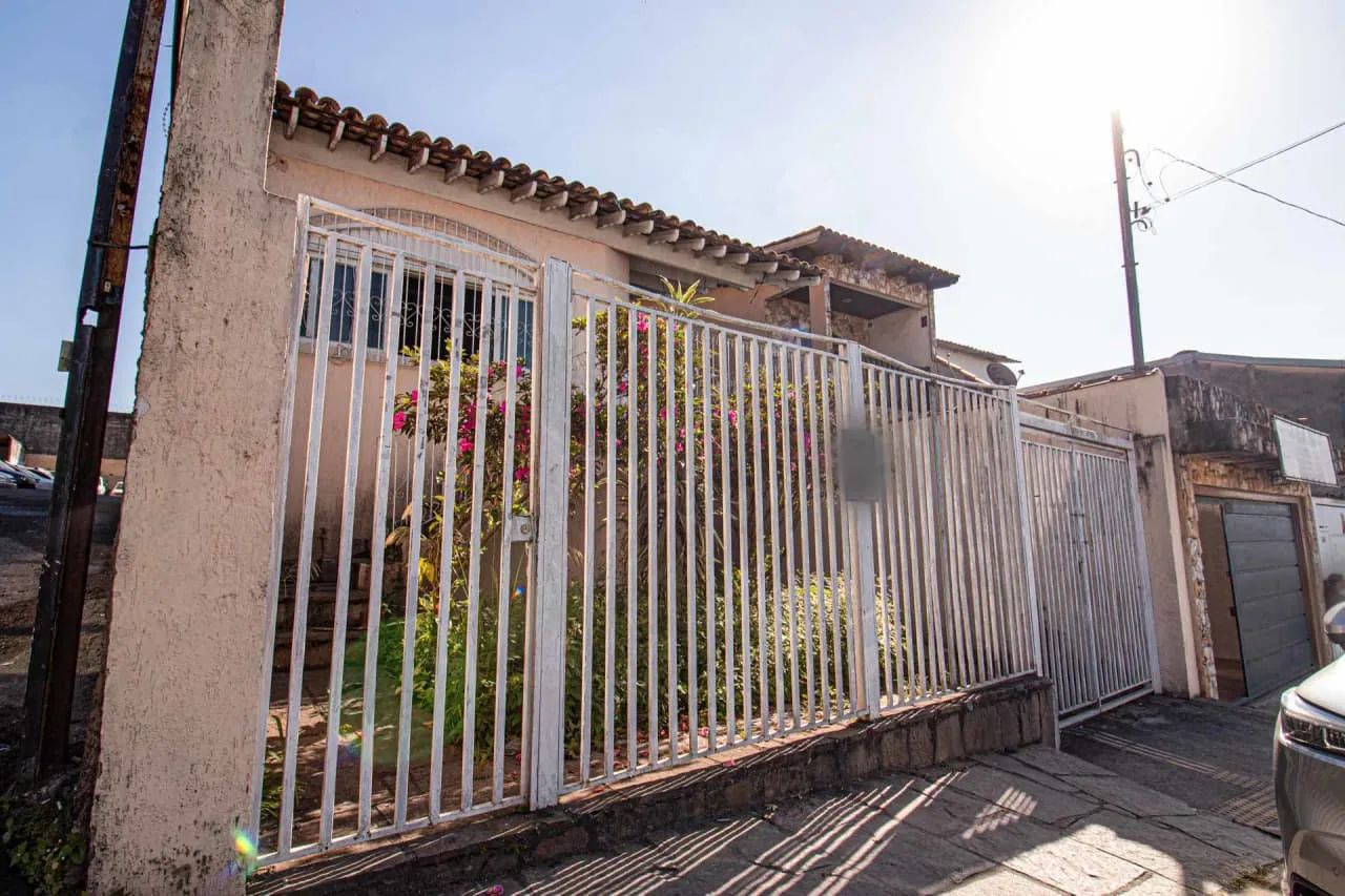 Casa comercial na Rua Centralina, 254  400 m²