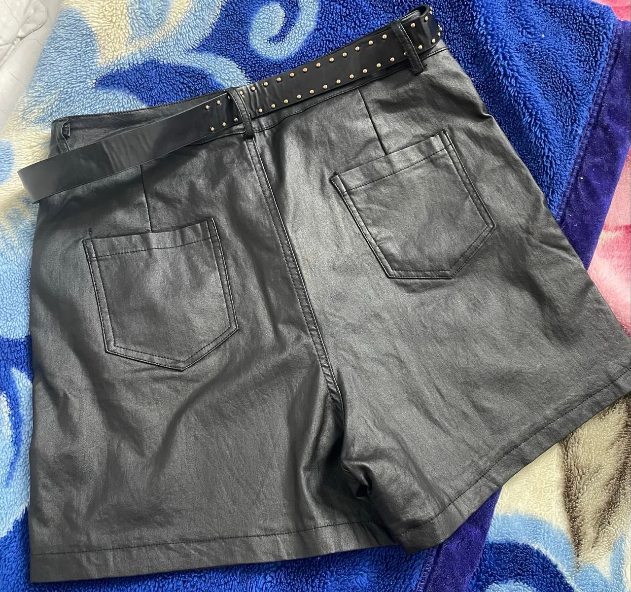 Shorts feminino couro eco