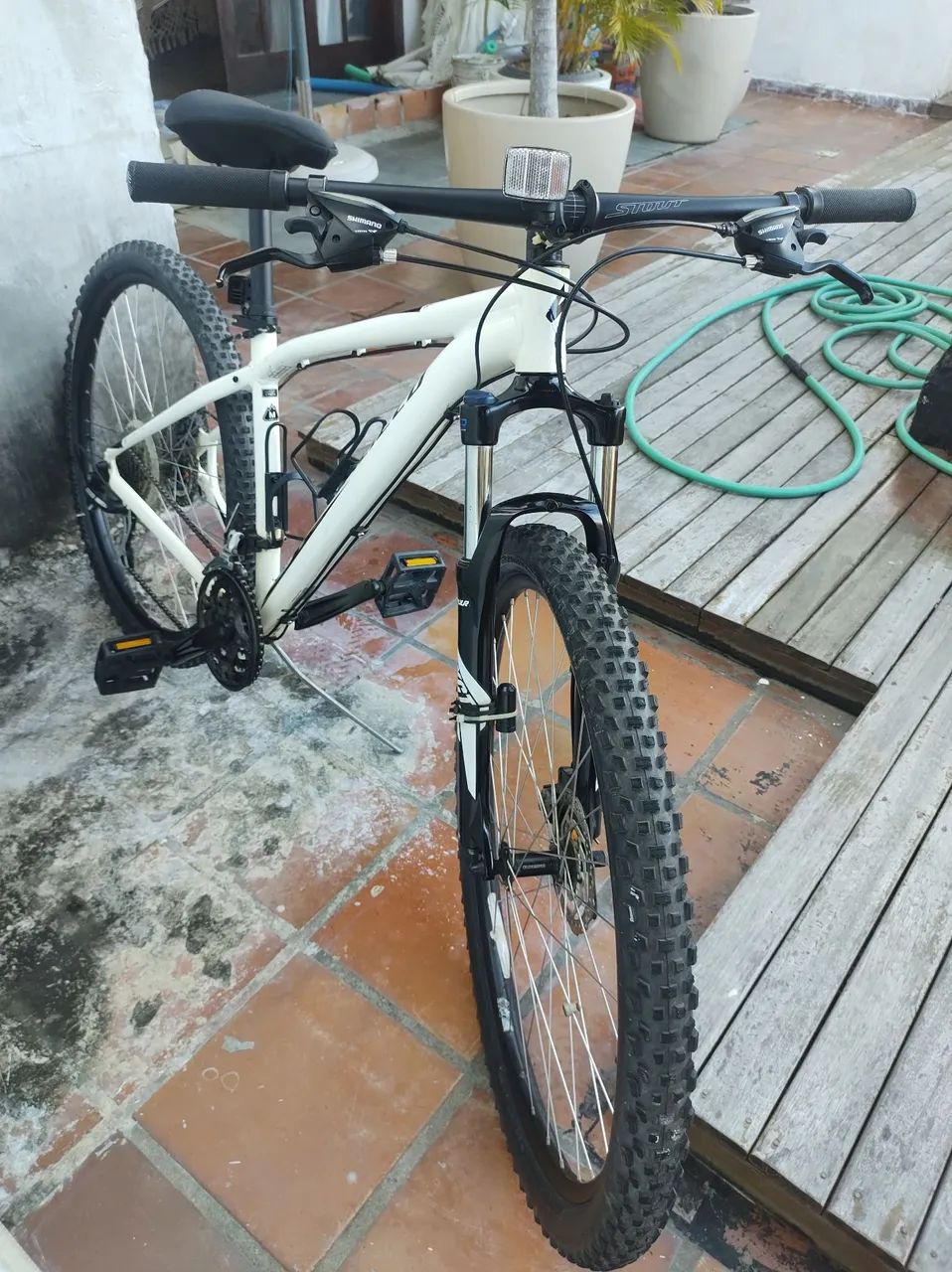 Vendo Mountain Bike Specialized Branca Aro 29 modelo Rockhopper 29. Tamanho M. 24 marchas. - Foto 6