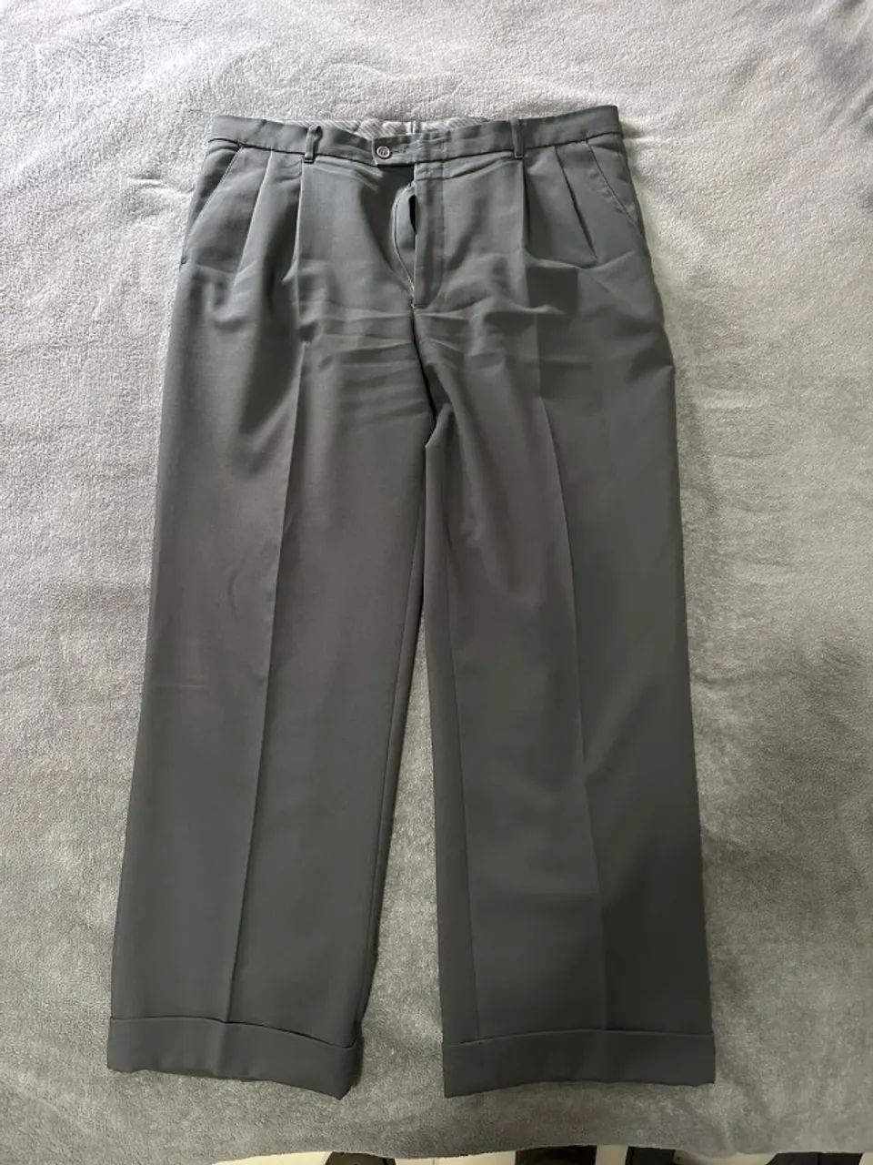 Calça de alfaiataria cinza.