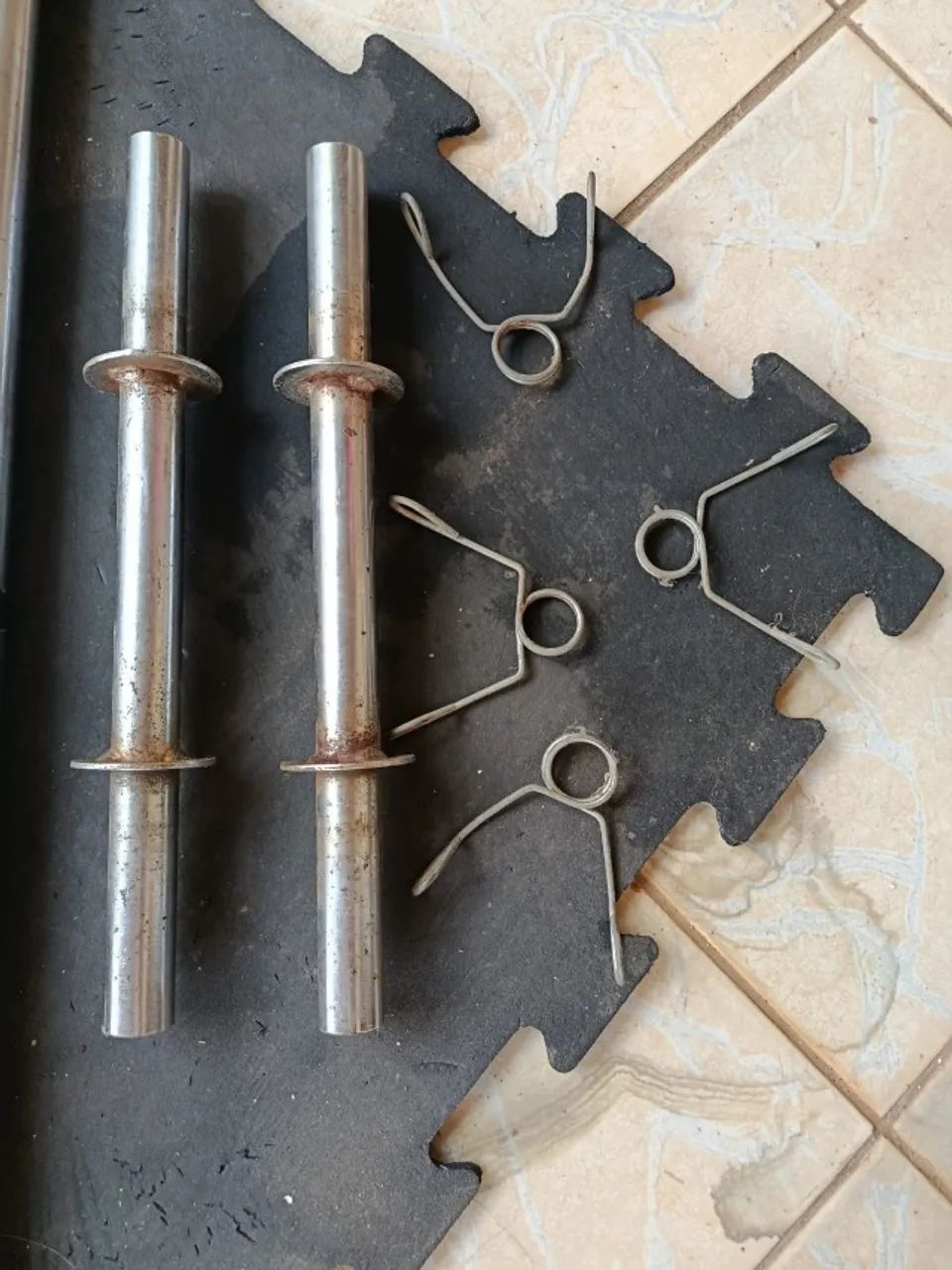  VENDO KIT DE MUSCULAÇÃO / PESOS E BARRAS - USADO - Foto 2