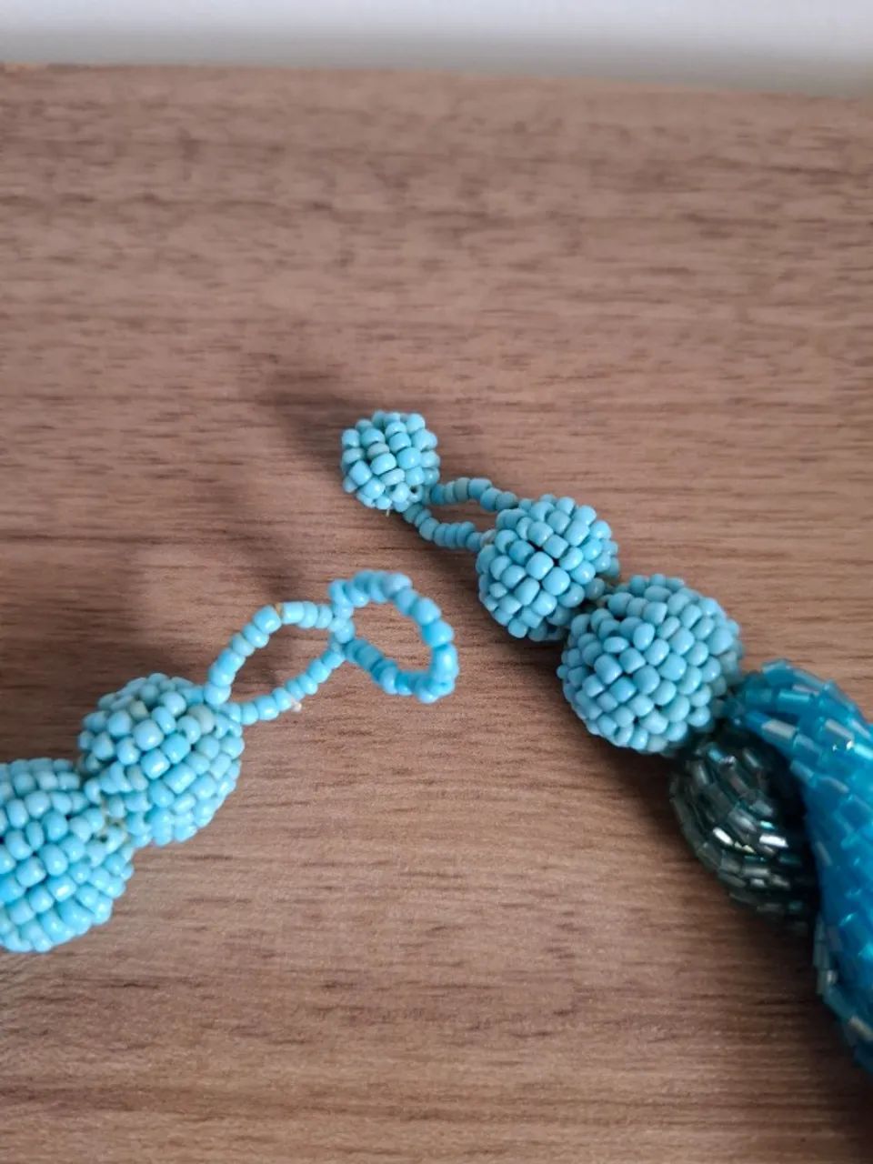 Colar trançado de miçangas em tons de azul - Foto 2