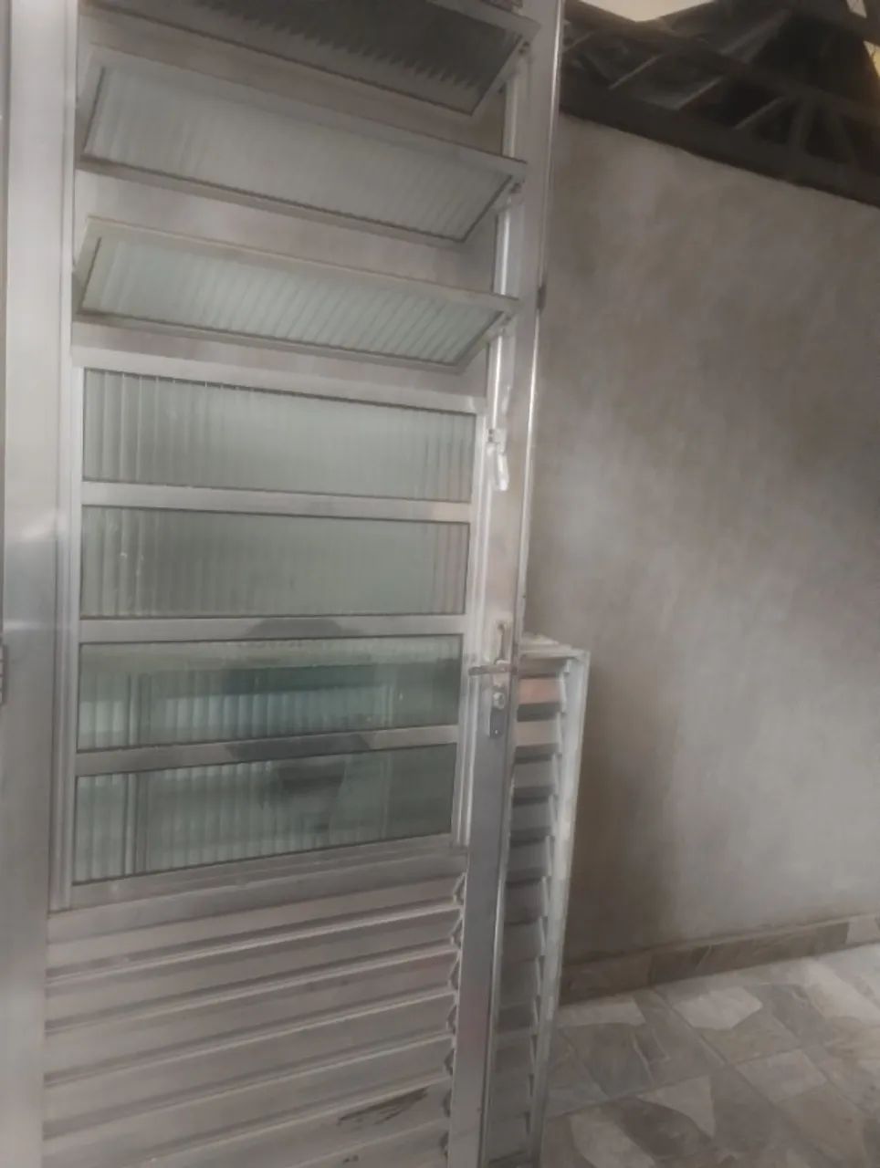 Porta de alumínio para cozinha com batente 
