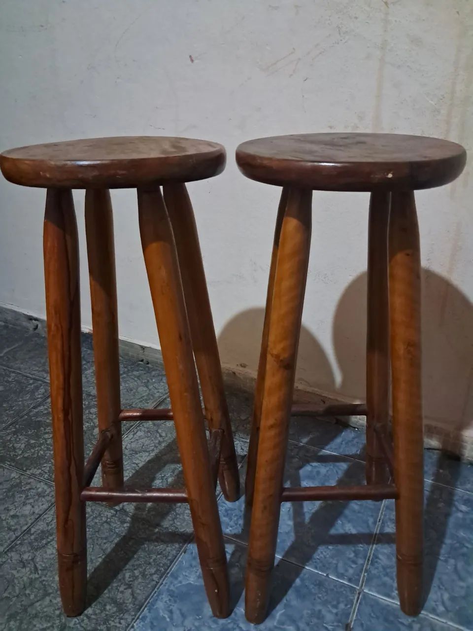 Vendo dois bancos de madeiras 