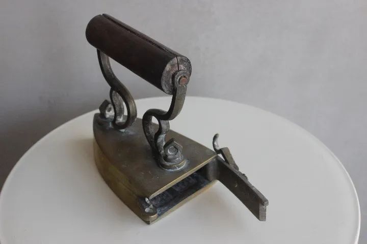 Antigo ferro de passar a brasa (em bronze) - Foto 4