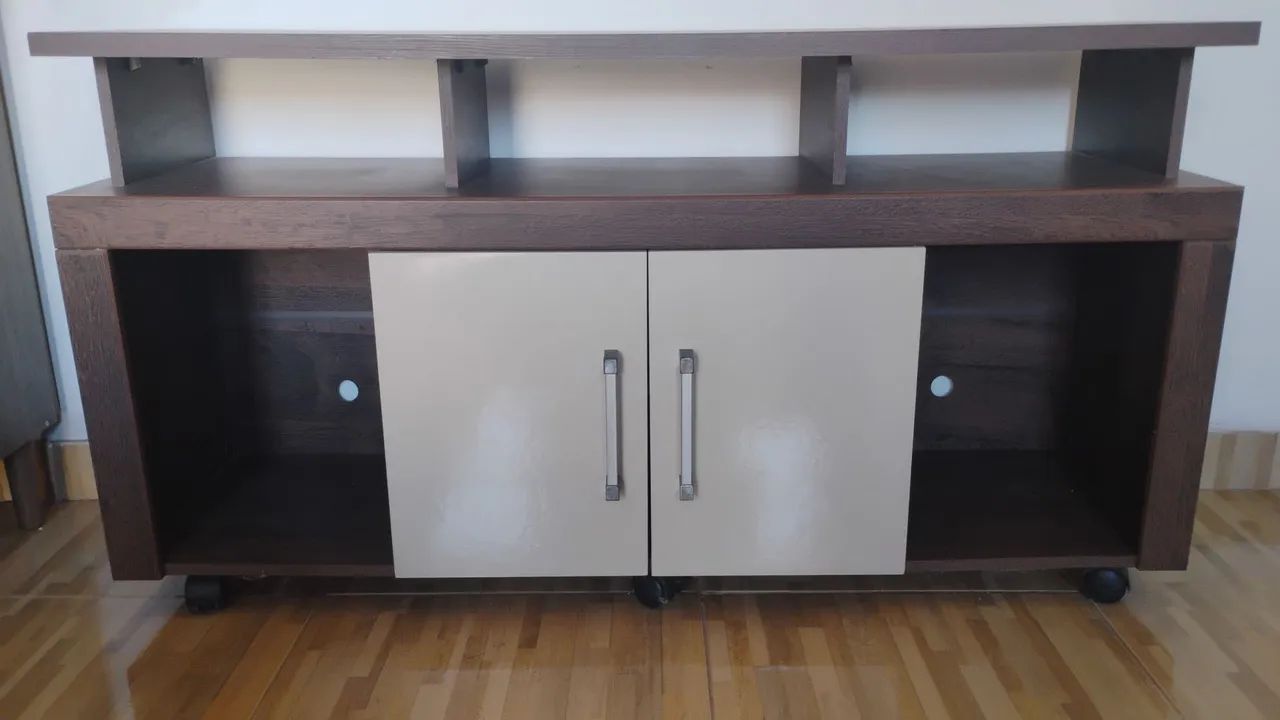 Rack Espanha - Marca Valdemóveis - Cor Castanho e Off White com rodízios.