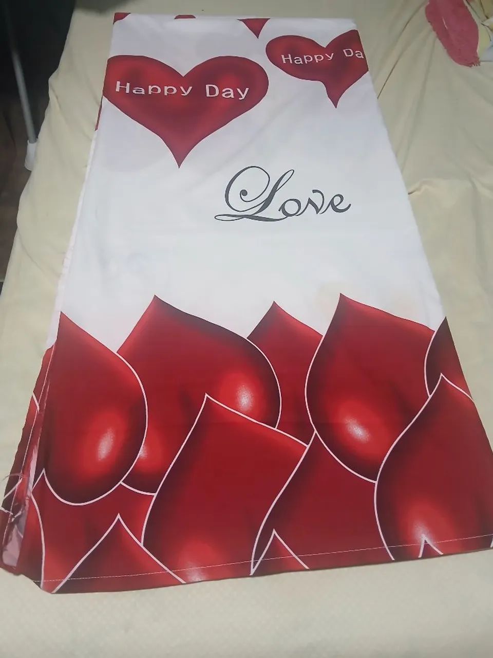 Vende-se um lençol de casal com estampas vermelhas 